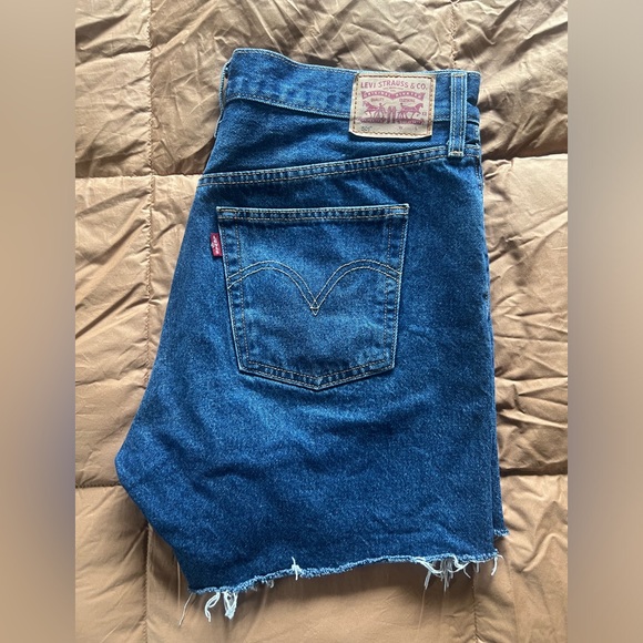 LEVI’S CUTTOFF SHORTS - Picture 3 of 4